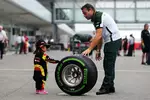 Foto zur News: Junger Lotus-Fan mit einem Pirelli-Regenreifen