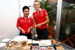 Foto zur News: Max Chilton (Marussia) bereitet Sushi zu