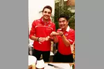 Foto zur News: Jules Bianchi (Marussia) bereitet Sushi zu