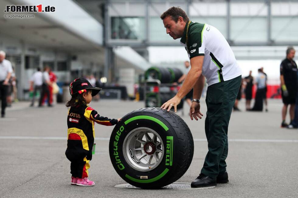 Foto zur News: Junger Lotus-Fan mit einem Pirelli-Regenreifen