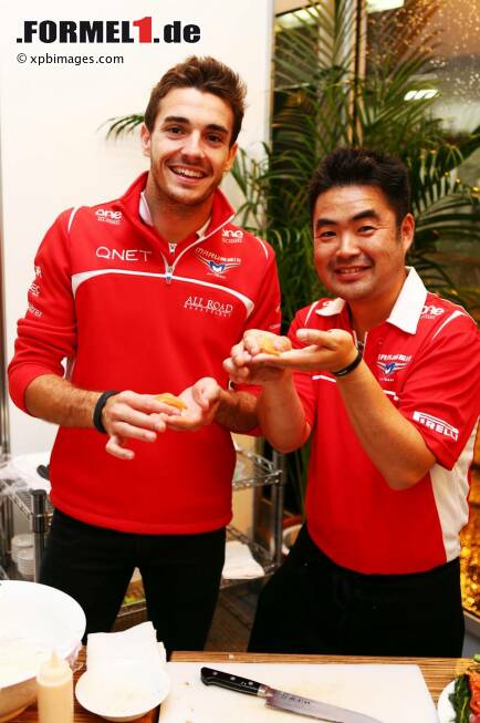 Foto zur News: Jules Bianchi (Marussia) bereitet Sushi zu