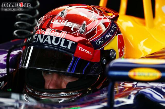 Foto zur News: Der Helm ist schon in Rot: Sebastian Vettel bekennt sich noch nicht zu Ferrari