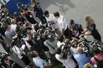 Foto zur News: Daniel Ricciardo (Red Bull), Lewis Hamilton (Mercedes) und Sebastian Vettel (Red Bull)