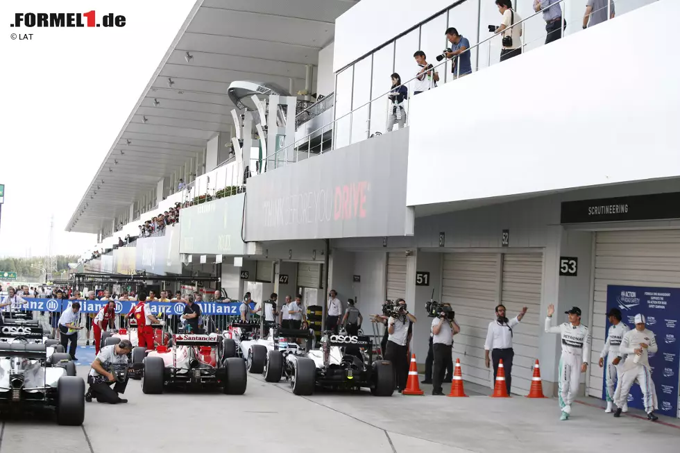 Foto zur News: Nico Rosberg (Mercedes), Lewis Hamilton (Mercedes) und Valtteri Bottas (Williams)