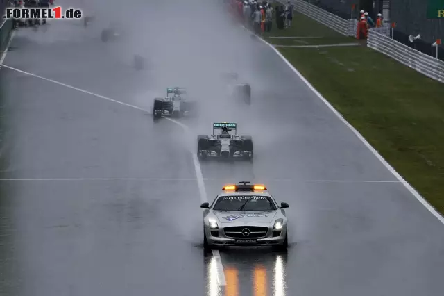 Foto zur News: Nico Rosberg hinter dem Safety-Car: Die Sicht war zu Beginn stark eingeschränkt