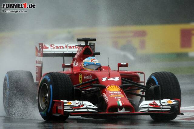 Foto zur News: Fernando Alonso musste seinen Ferrari kurz nach dem Neustart abstellen
