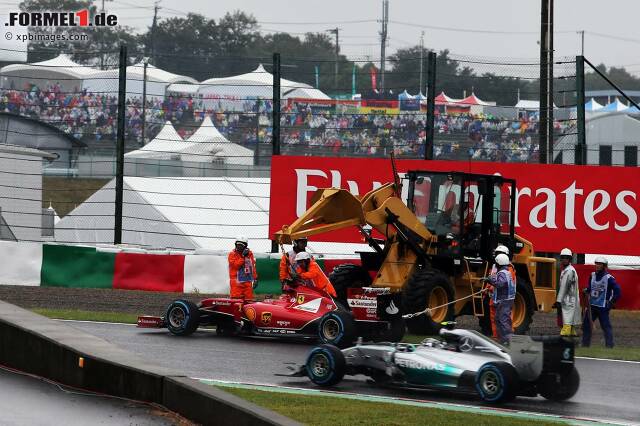 Foto zur News: Nico Rosberg fährt am gestrandeten Ferrari von Fernando Alonso vorbei.