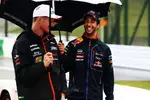 Foto zur News: Nico Hülkenberg (Force India) und Daniel Ricciardo (Red Bull)