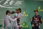 Foto zur News: Lewis Hamilton (Mercedes), Nico Rosberg (Mercedes) und Sebastian Vettel (Red Bull)