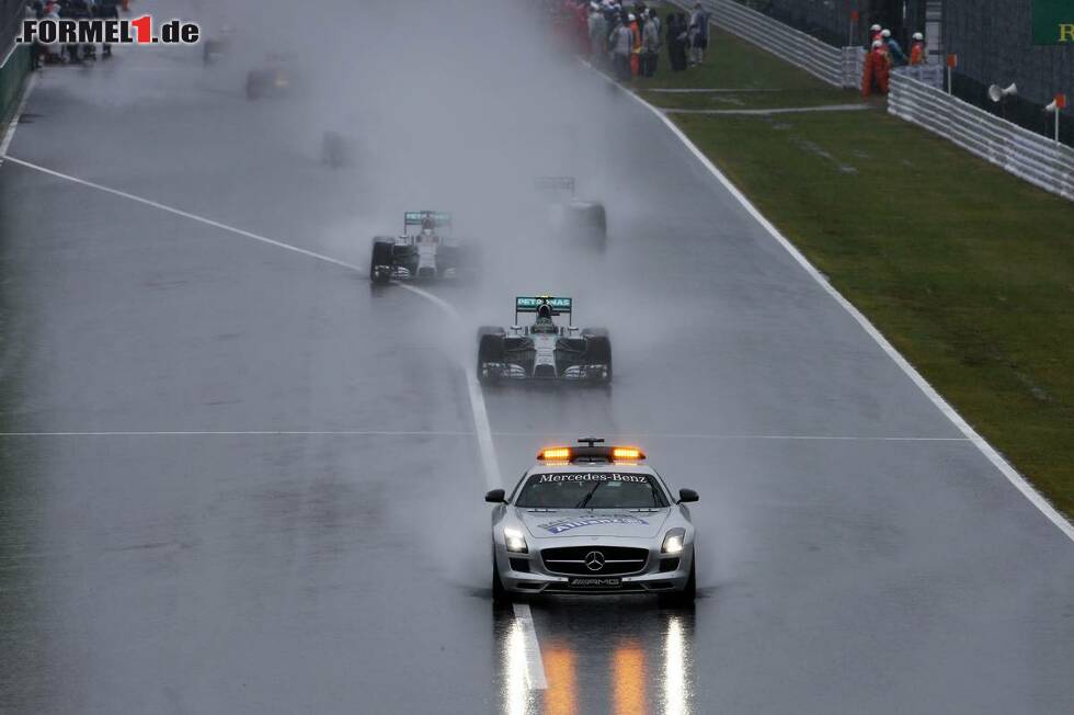 Foto zur News: Nico Rosberg hinter dem Safety-Car: Die Sicht war zu Beginn stark eingeschränkt