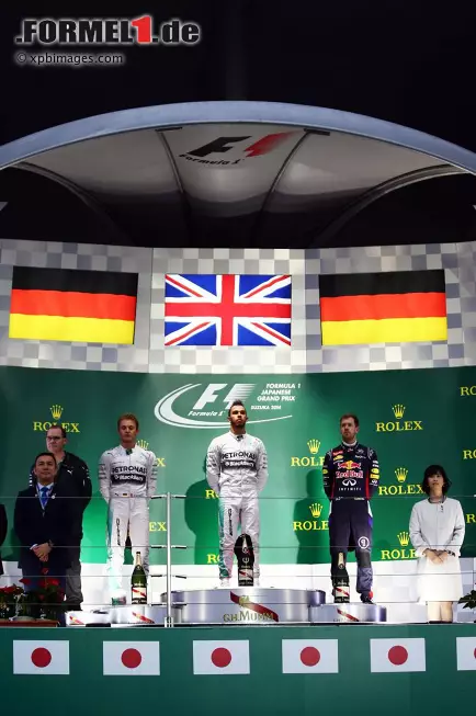 Foto zur News: Nico Rosberg (Mercedes), Lewis Hamilton (Mercedes) und Sebastian Vettel (Red Bull)