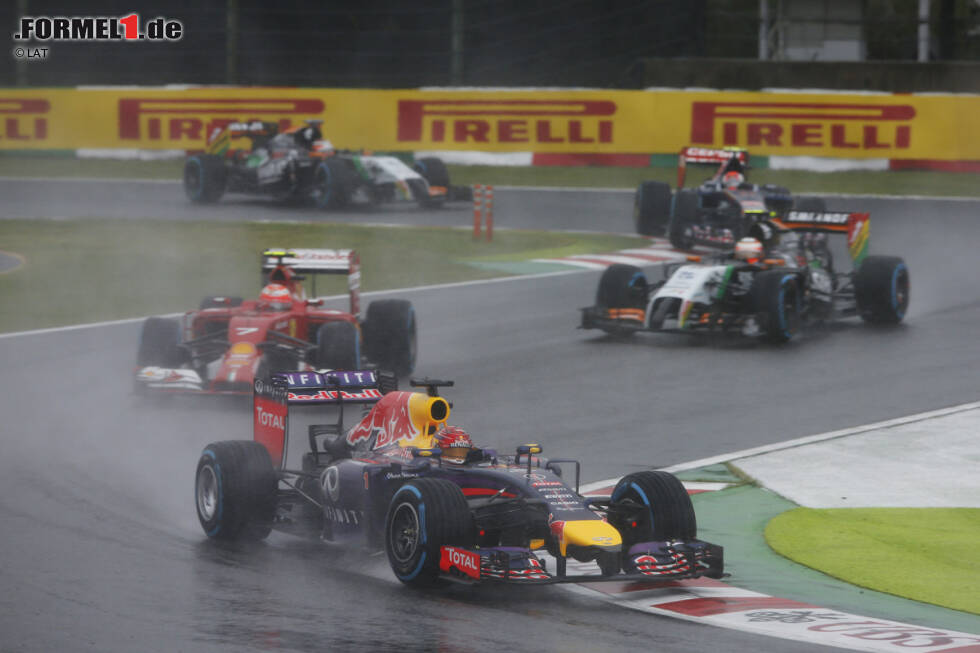 Foto zur News: Sebastian Vettel (Red Bull), Kimi Räikkönen (Ferrari) und Sergio Perez (Force India)