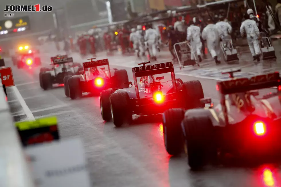 Foto zur News: Pastor Maldonado (Lotus) und Sebastian Vettel (Red Bull)