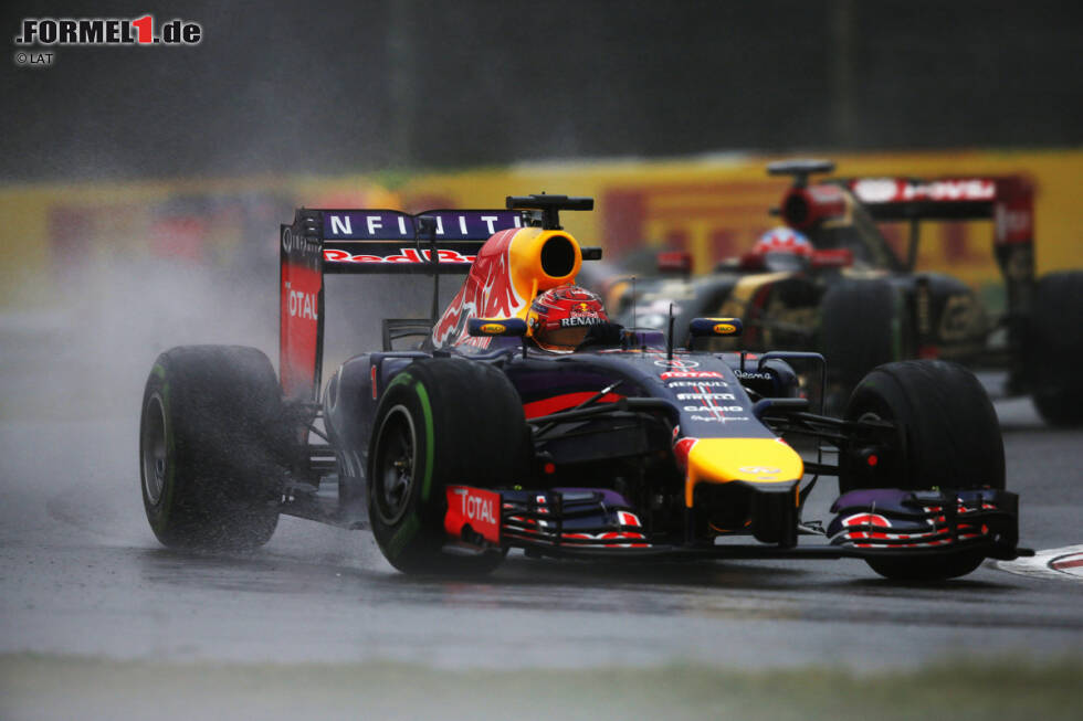 Foto zur News: Sebastian Vettel (Red Bull) und Romain Grosjean (Lotus)