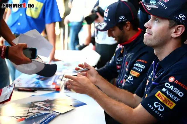 Sebastian Vettel und Daniel Ricciardo (Infiniti Red Bull Racing) Foto zur News: Sebastian Vettel und Daniel Ricciardo (Infiniti Red Bull Racing)