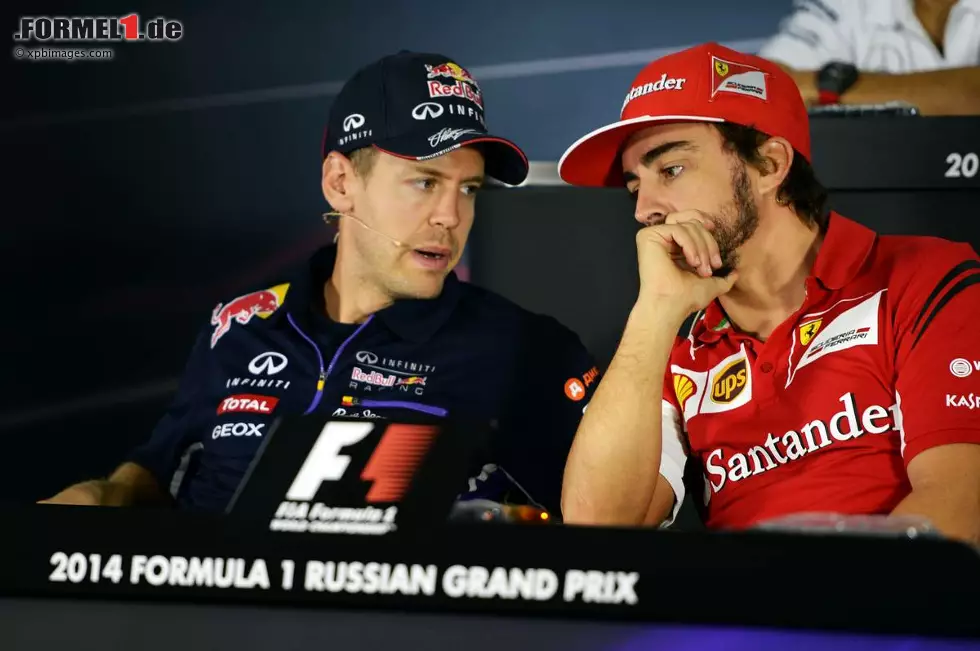 Foto zur News: Sebastian Vettel (Red Bull) und Fernando Alonso (Ferrari)