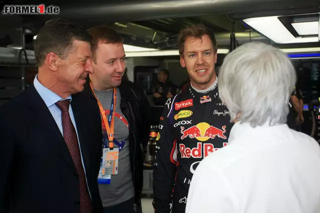 Sebastian Vettel und Bernie Ecclestone begrüßen die Gastegeber Foto zur News: Sebastian Vettel und Bernie Ecclestone begrüßen die Gastegeber