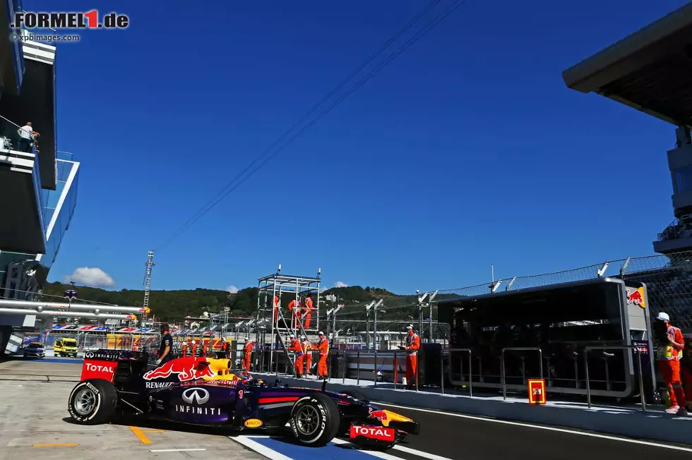 Foto zur News: Sebastian Vettel muss in Sotschi noch zu seiner Bestform finden.