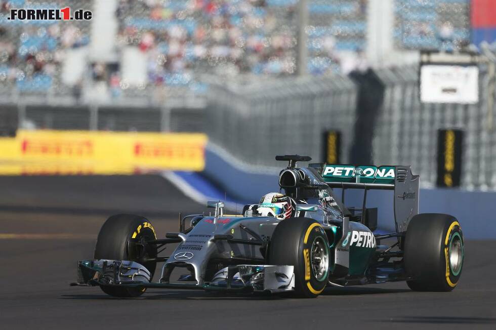 Foto zur News: Lewis Hamilton holt sich die erste Pole-Position in Sotschi.