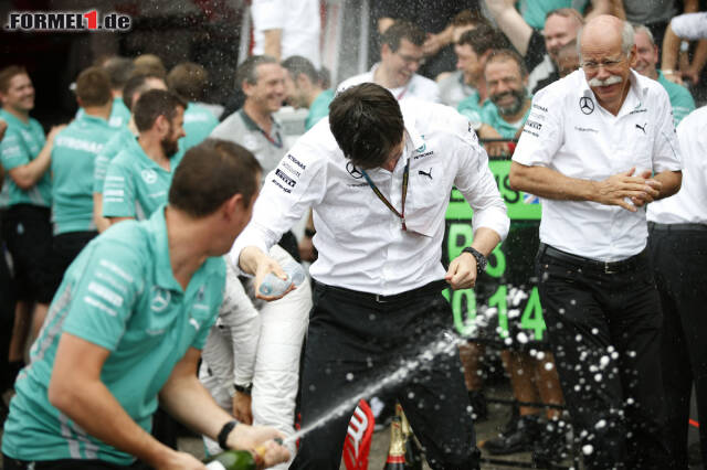Foto zur News: Toto Wolff und Dieter Zetsche (Mercedes AMG Petronas Formula One Team)