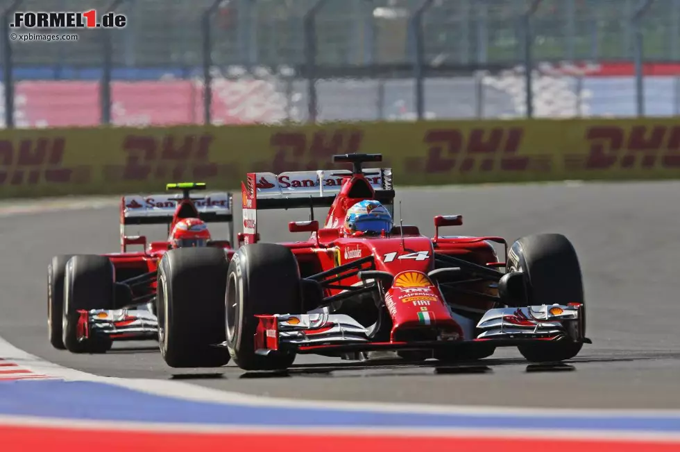 Foto zur News: Die Ferraris im Gleichschritt: Alonso und Räikkönen beide nur im Mittelfeld