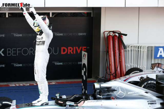 Foto zur News: Lewis Hamilton holte sich den neunten Saisonsieg und baut die WM-Führung aus...