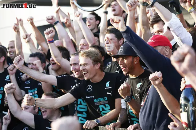 Lewis Hamilton Nico Rosberg Niki Lauda (Mercedes AMG Petronas Formula One Team) Foto zur News: Lewis Hamilton Nico Rosberg Niki Lauda (Mercedes AMG Petronas Formula One Team)