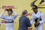 Foto zur News: Wladimir Putin gratuliert Rennsieger Lewis Hamilton (Mercedes)