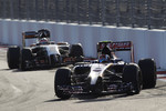 Foto zur News: Daniil Kwjat (Toro Rosso) und Sergio Perez (Force India)