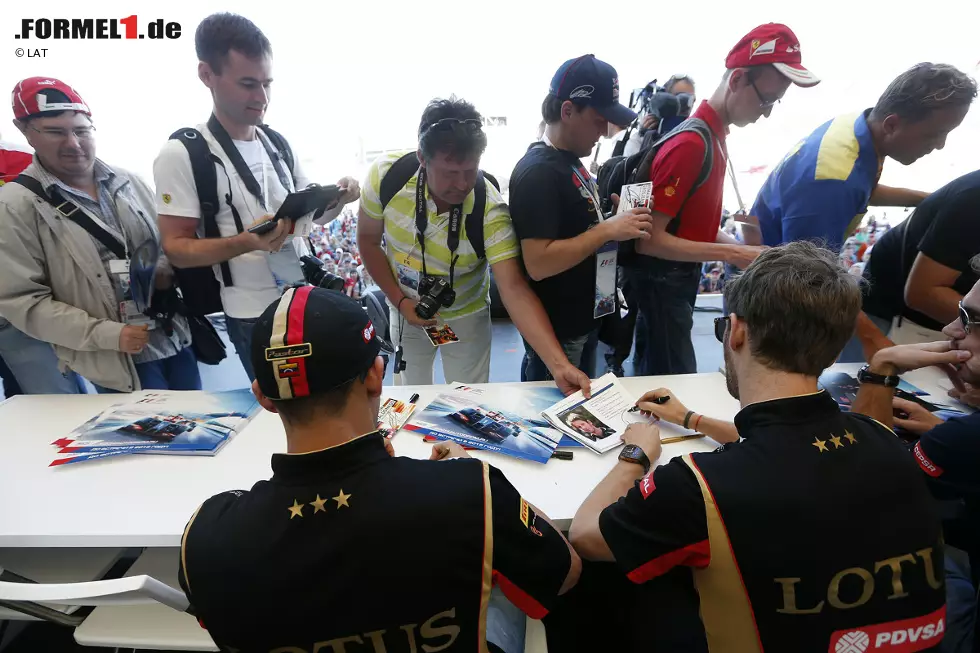 Foto zur News: Pastor Maldonado (Lotus) und Romain Grosjean (Lotus)