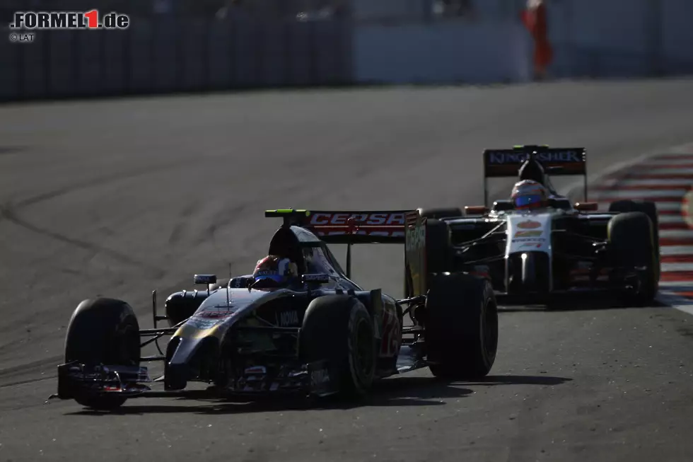 Foto zur News: Daniil Kwjat (Toro Rosso) und Sergio Perez (Force India)