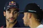 Foto zur News: Daniel Ricciardo (Red Bull) und Lewis Hamilton (Mercedes)