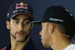 Foto zur News: Daniel Ricciardo (Red Bull) und Lewis Hamilton (Mercedes)