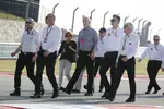 Foto zur News: FIA-Rennleiter Charlie Whiting inspiziert die Strecke