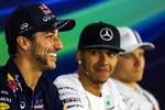 Foto zur News: Daniel Ricciardo (Red Bull), Lewis Hamilton (Mercedes) und Valtteri Bottas (Williams)