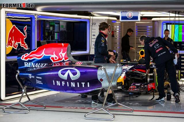 Foto zur News: Daniel Ricciardo verlor am Freitag wertvolle Runden, weil ein technisches Problem sein Auto lahmlegte. Am Ende hatte der Australier als Vierter 1,305 Sekunden Abstand