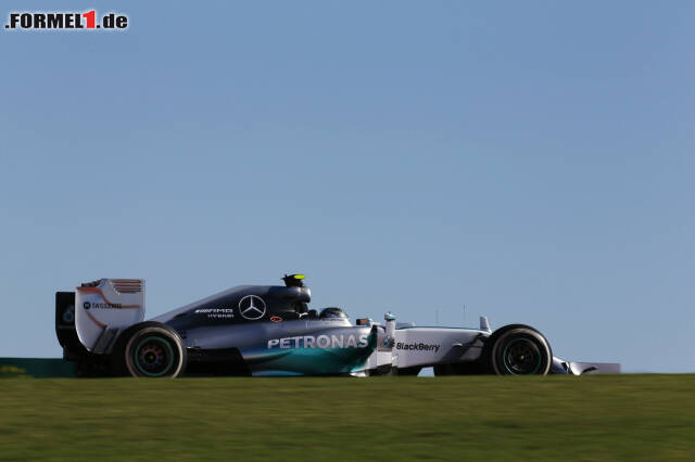 Foto zur News: Nico Rosberg musste sich am Vormittag und Nachmittag hinten anstellen. Am Ende der zweiten Einheit fehlten allerdings gerade einmal 0,003 Sekunden