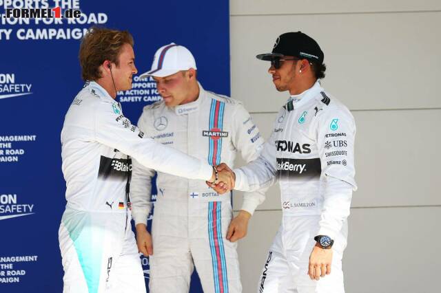 Foto zur News: Fairplay: Lewis Hamilton gratuliert Nico Rosberg zur Pole-Position in Austin