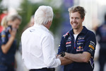 Foto zur News: Charlie Whiting und Sebastian Vettel (Red Bull)