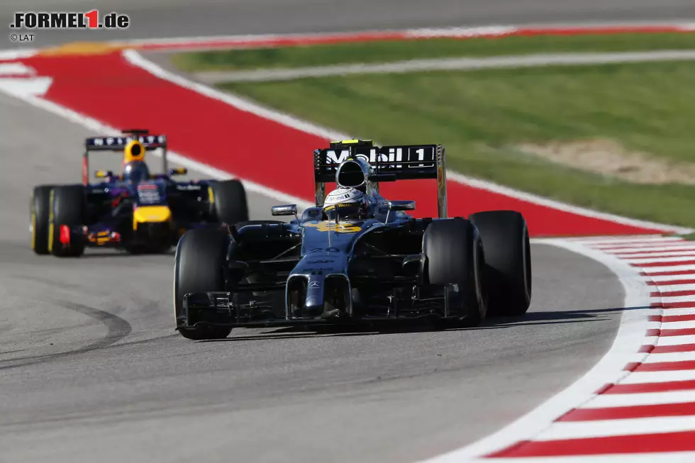 Foto zur News: Kevin Magnussen (McLaren) und Sebastian Vettel (Red Bull)