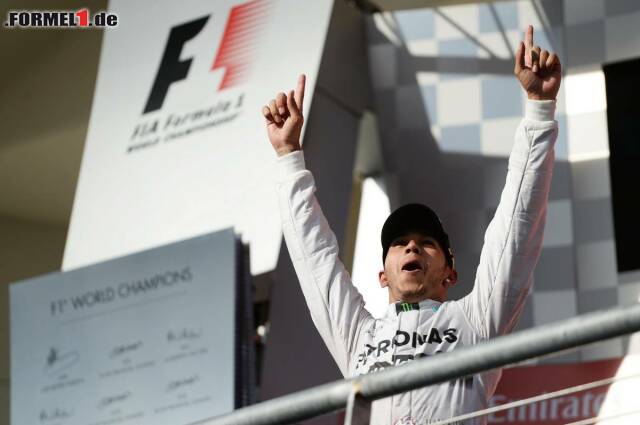 Foto zur News: Lewis Hamilton jubelt über seinen fünften Triumph in Folge