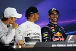 Foto zur News: Nico Rosberg (Mercedes), Lewis Hamilton (Mercedes) und Daniel Ricciardo (Red Bull)