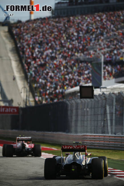 Foto zur News: Kimi Räikkönen (Ferrari) und Pastor Maldonado (Lotus)
