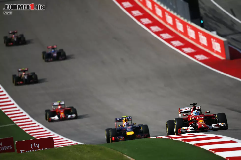 Foto zur News: Fernando Alonso (Ferrari) und Daniel Ricciardo (Red Bull)