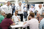Foto zur News: Jenson Button (McLaren) spricht mit den Medien