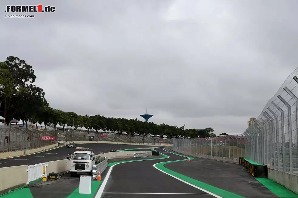 Foto zur News: Neue Boxeneinfahrt in Interlagos