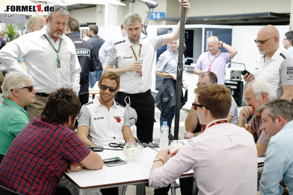 Foto zur News: Jenson Button (McLaren) spricht mit den Medien