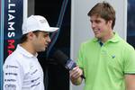 Foto zur News: Felipe Massa (Williams) wird befragt von Rennfahrerkollege Luiz Razia
