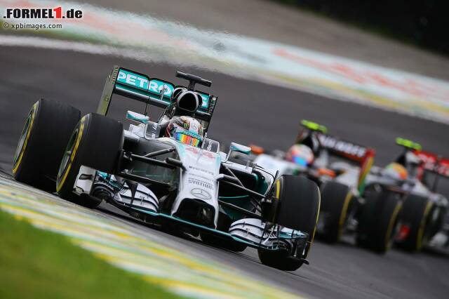 Foto zur News: Lewis Hamilton muss im Rennen wieder an Rosberg vorbeikommen. Dass er das kann, hat er in den vergangenen Rennen mehrfach eindrucksvoll bewiesen. Im Qualifying fehlten nur 0,033 Sekunden auf Rosberg