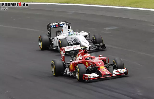 Foto zur News: Kimi Räikkönen vor Felipe Massa